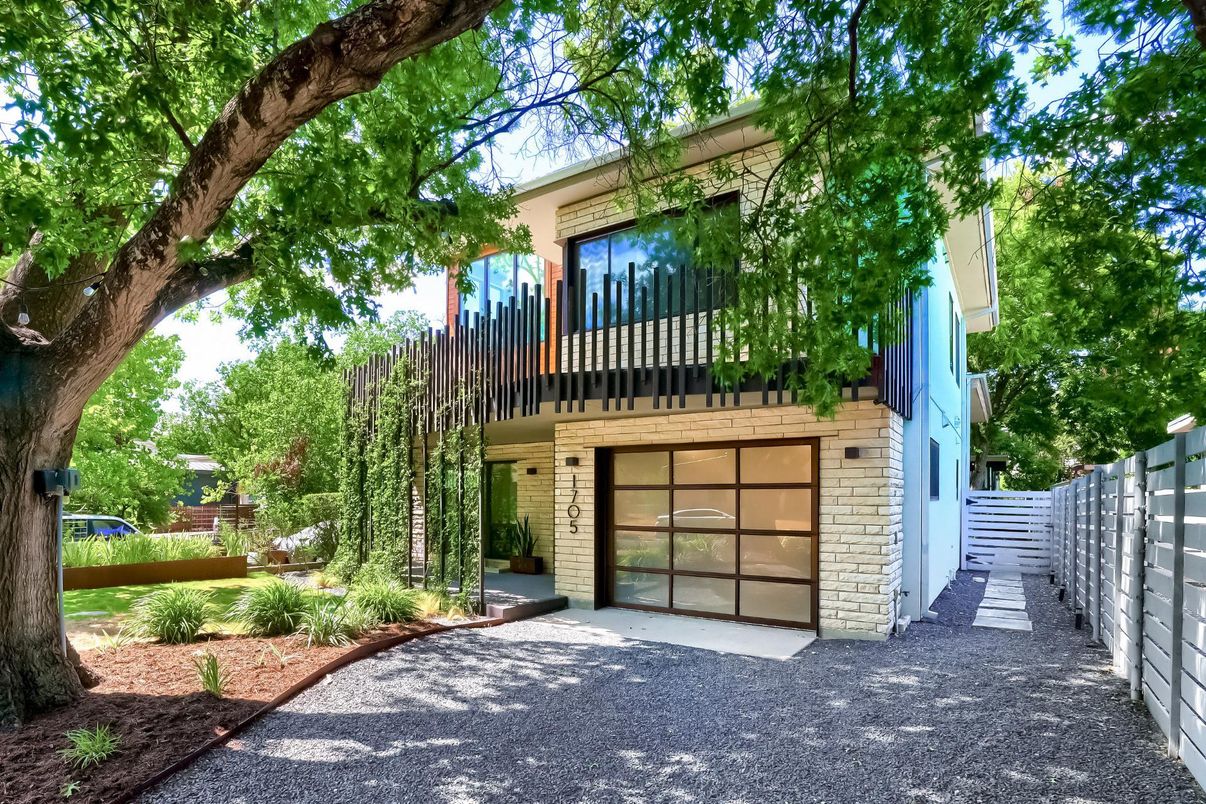 Attached, Exterior, Facade, None