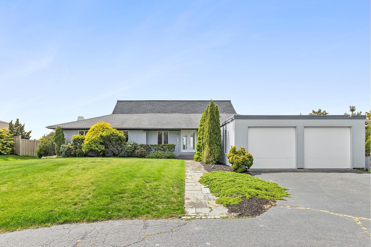 Attached, Exterior, Facade, Ranch