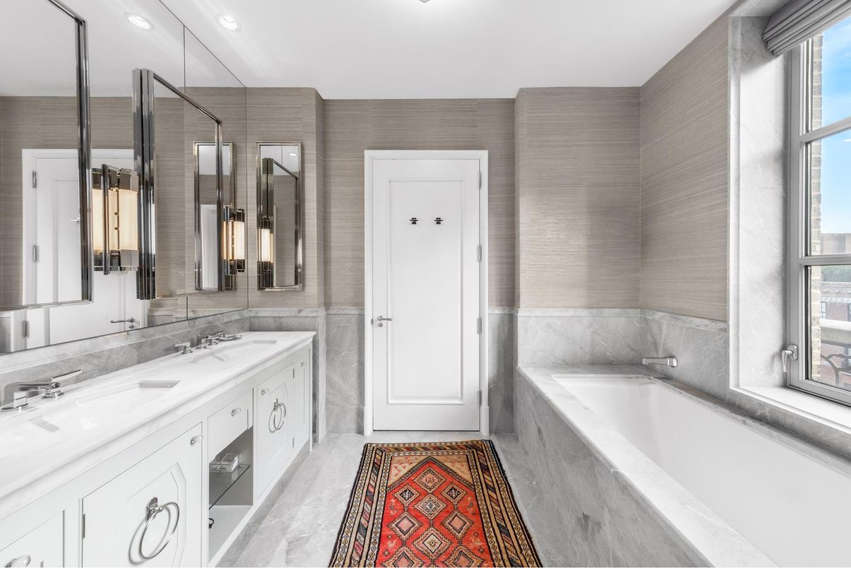 Bathroom, Dual Sink Vanities, Interior, Recessed Lighting