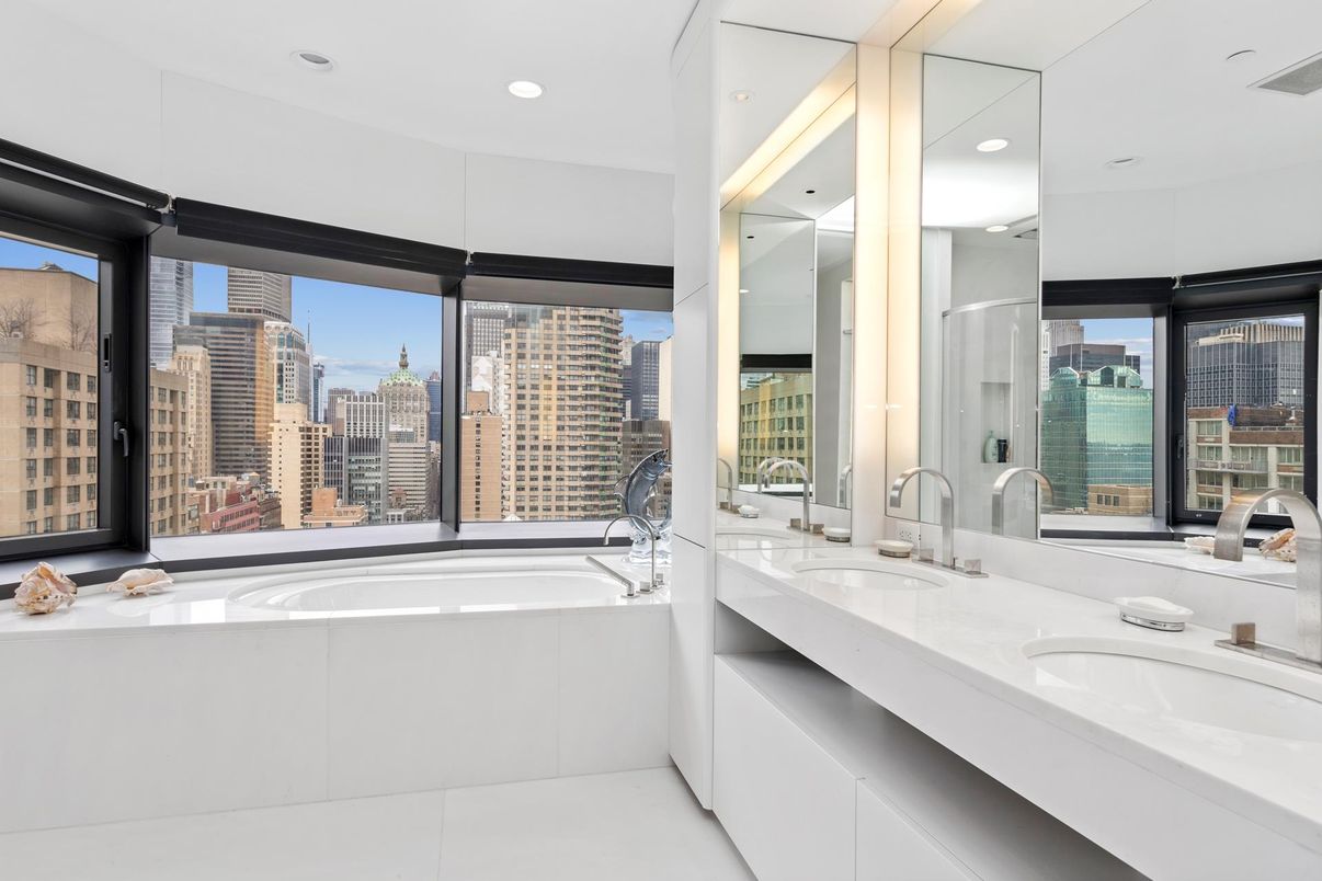 Bathroom, Dual Sink Vanities, Interior, Recessed Lighting