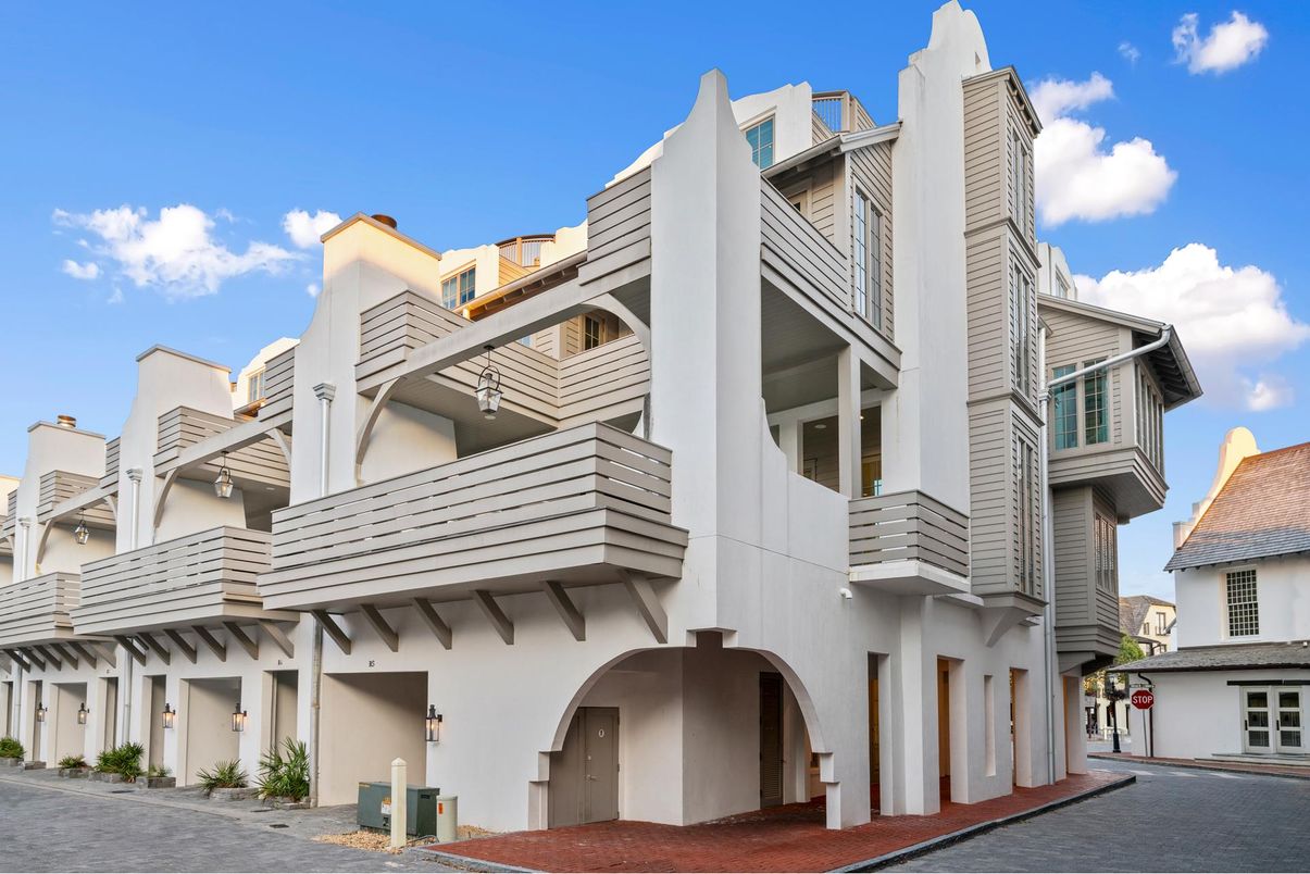 Exterior, Facade, Modern