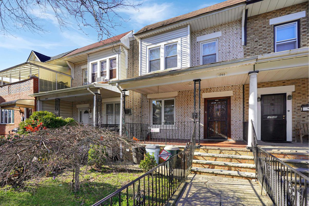Exterior, Facade, Brick Facade, Rowhouse
