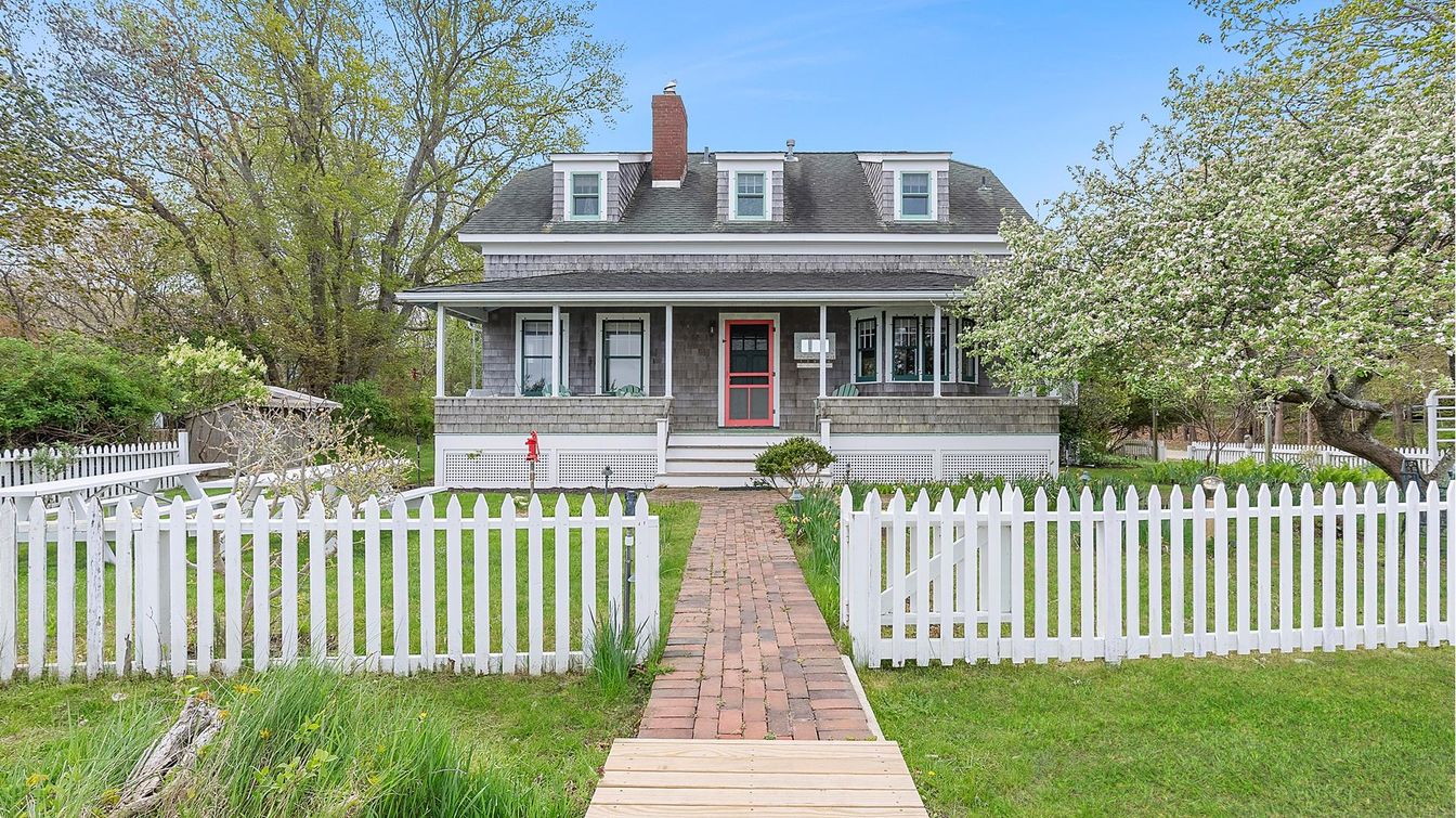 Exterior, Facade, American Foursquare