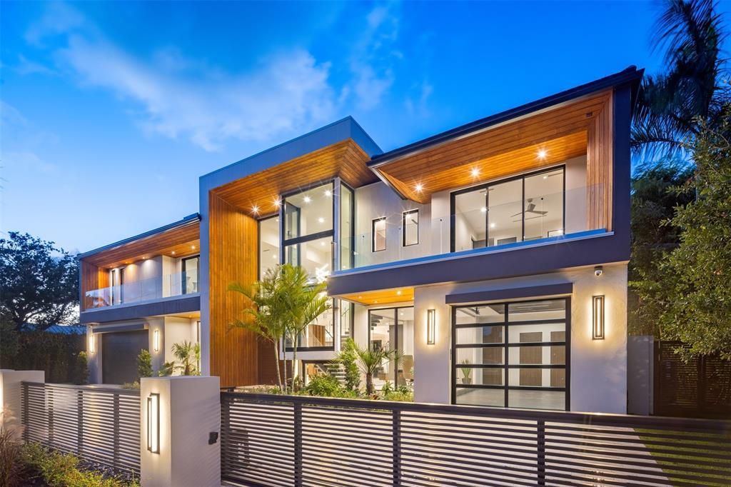 Exterior, Facade, Modern