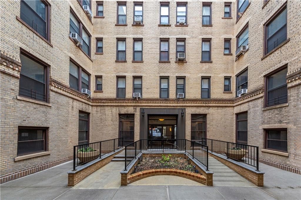 Exterior, Facade, Brick Facade, Rowhouse