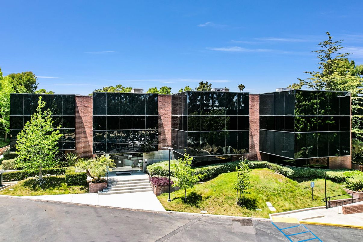 Exterior, Facade, Modern