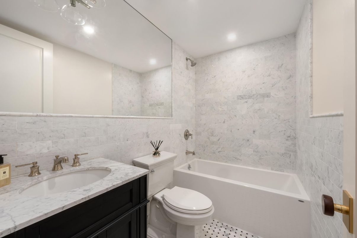 Bathroom, Dual Sink Vanities, Interior, Recessed Lighting
