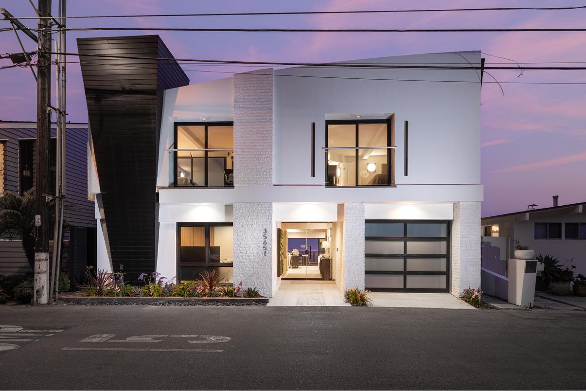 Attached, Exterior, Facade, Modern