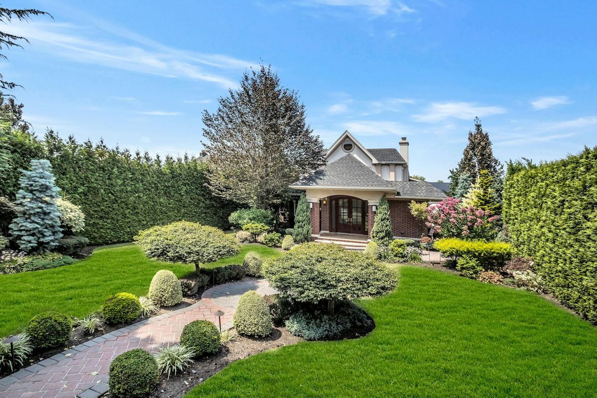 Backyard, Exterior, Facade, Queen Anne Victorian