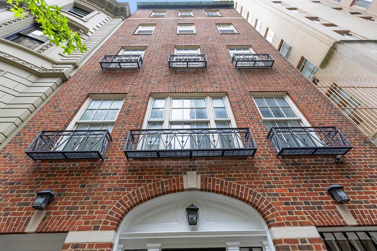 Exterior, Facade, Brick Facade, Rowhouse