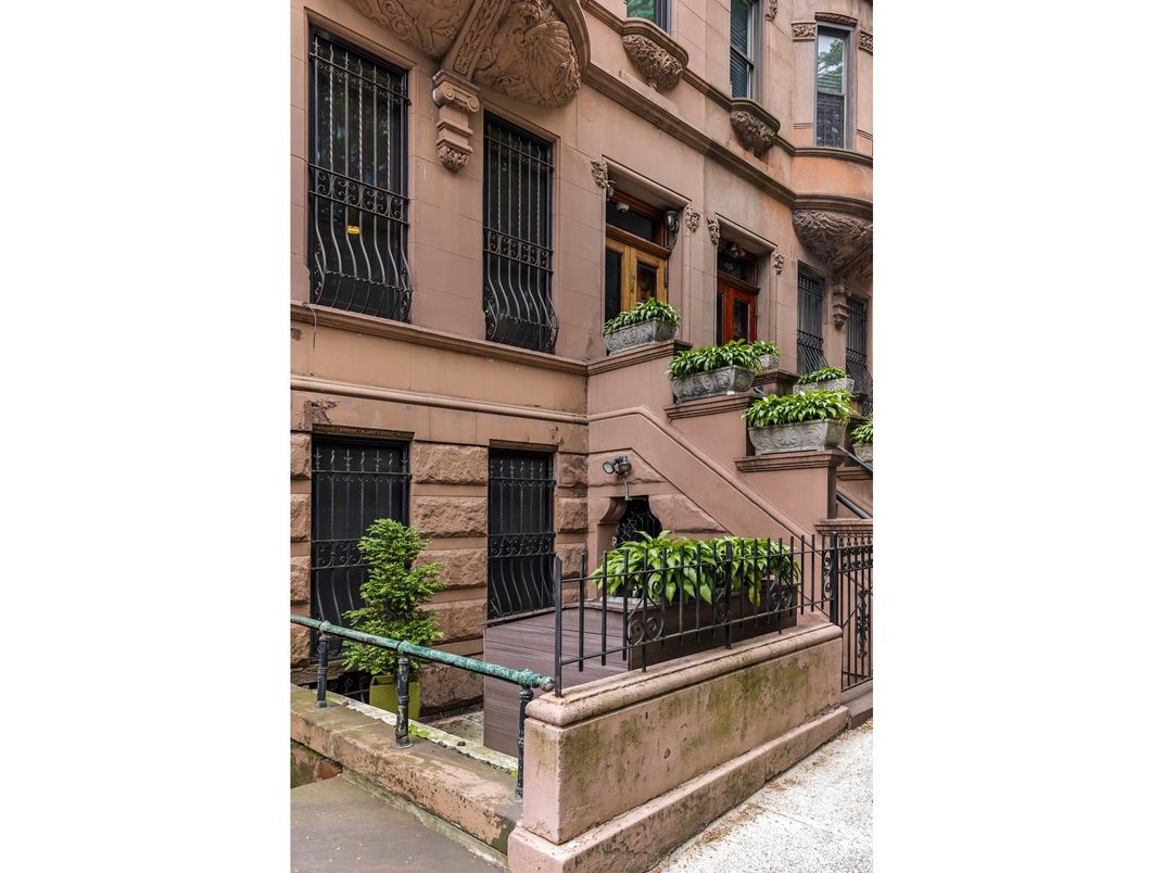 Exterior, Facade, Brownstone
