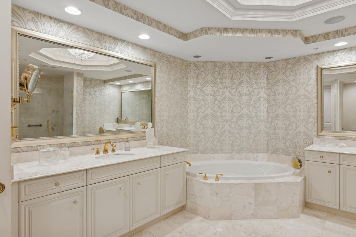 Bathroom, Dual Sink Vanities, Interior, Recessed Lighting