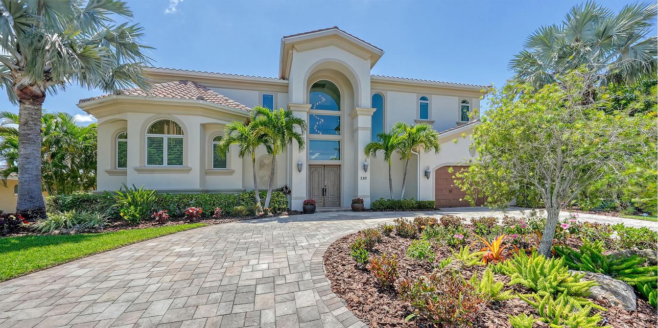 Attached, Exterior, Facade, Mediterranean