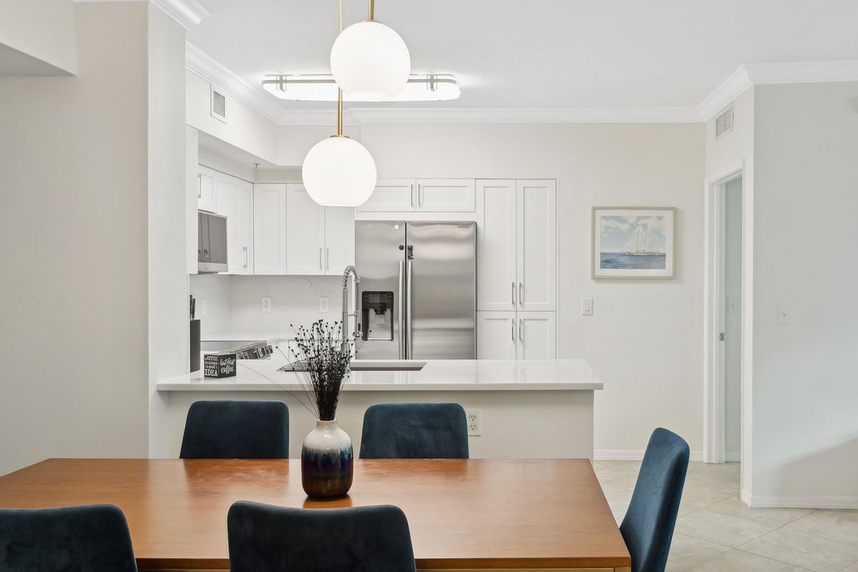 Dining room, Interior, Kitchen, Pendant Lights, Stainless Steel Appliances