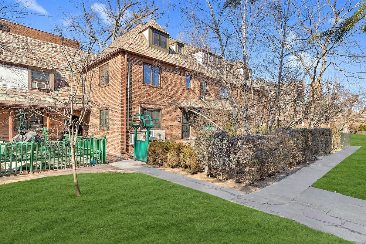 Exterior, Facade, Brick Facade, Rowhouse