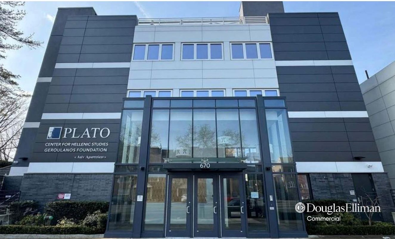 Exterior, Facade, Modern