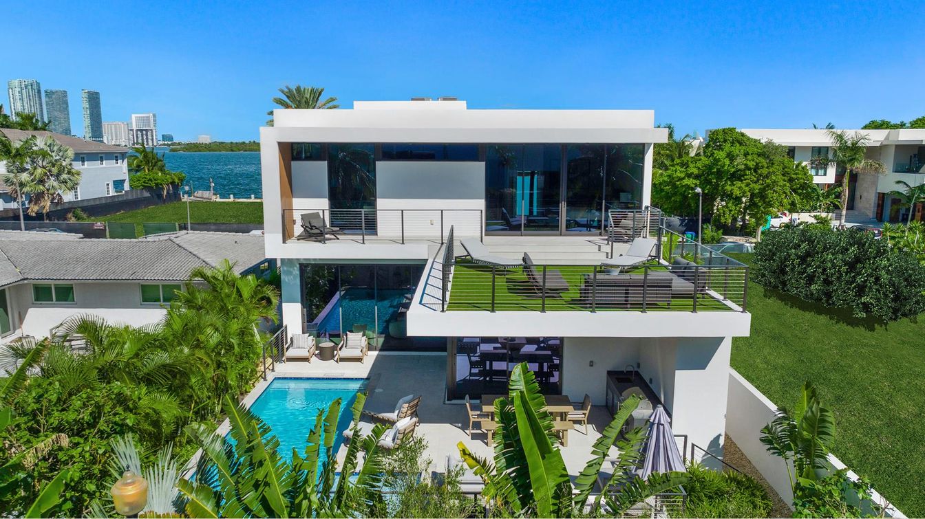 Exterior, Facade, Pool, Water, Modern