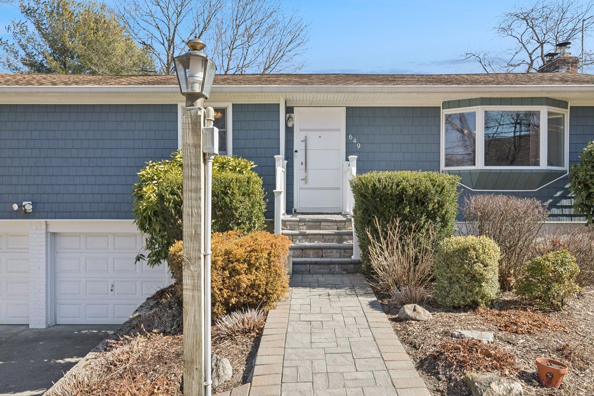 Attached, Exterior, Facade, Ranch