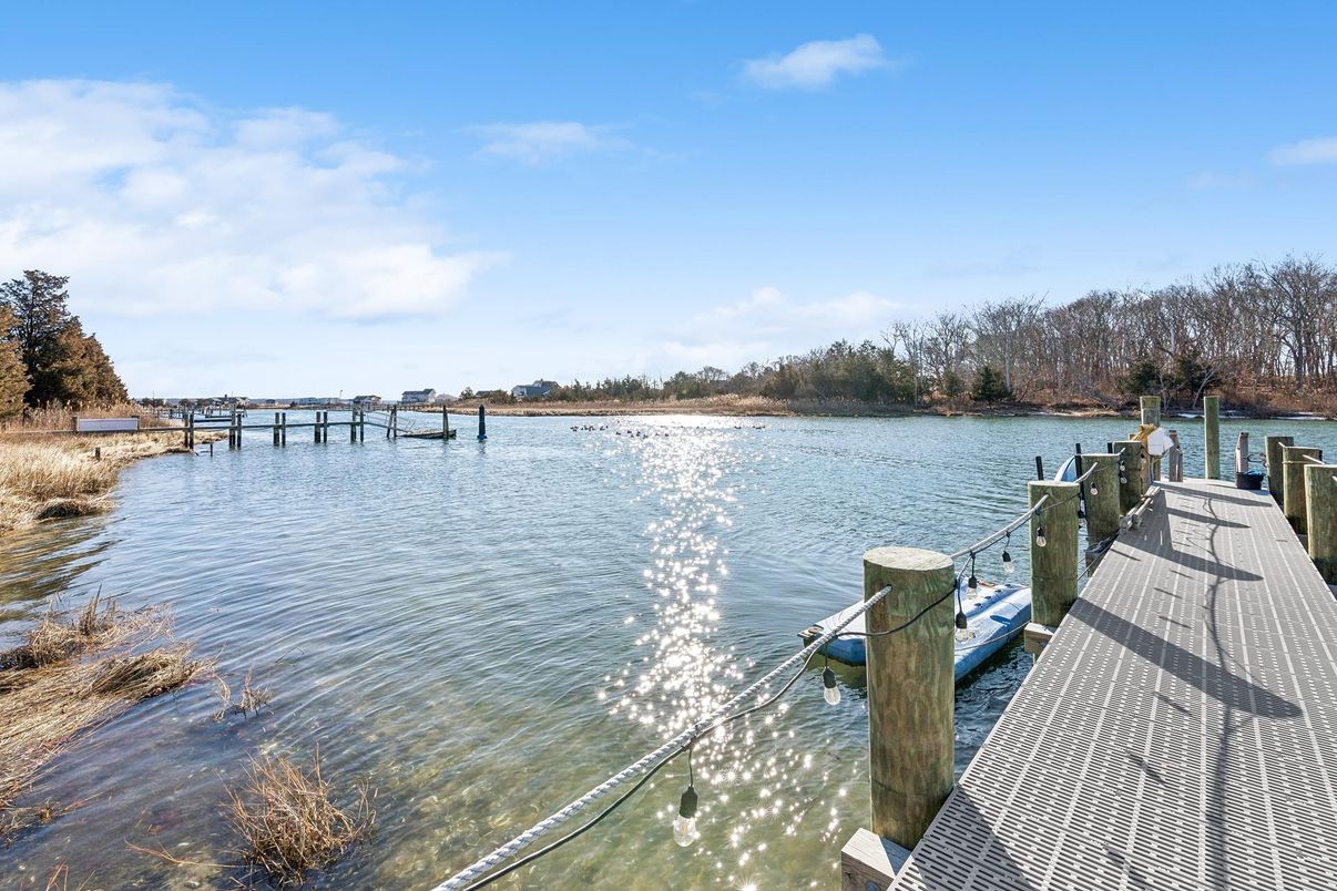 Exterior, Lake