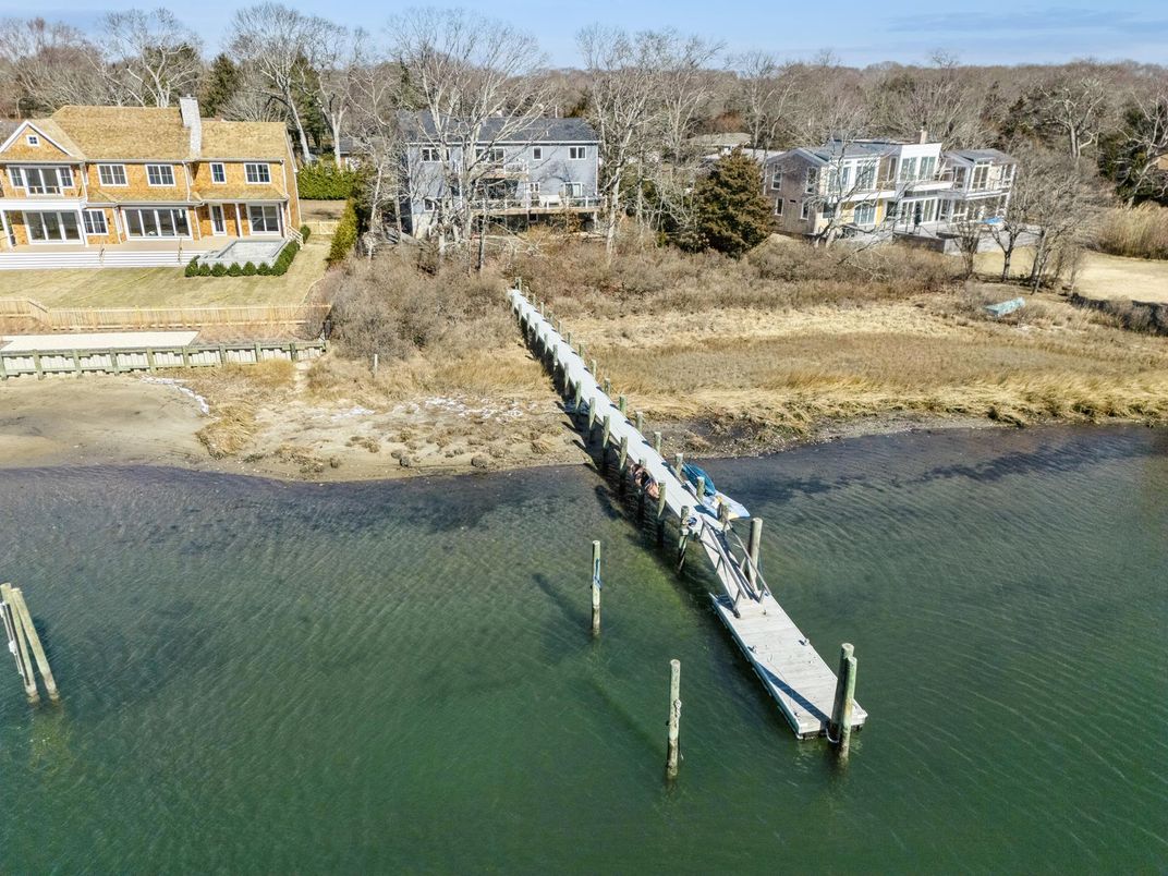 Exterior, Lake