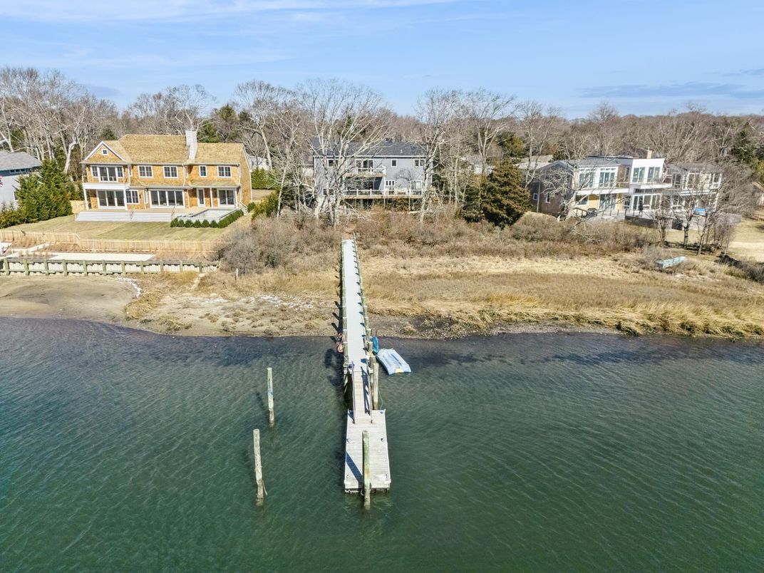 Exterior, Lake