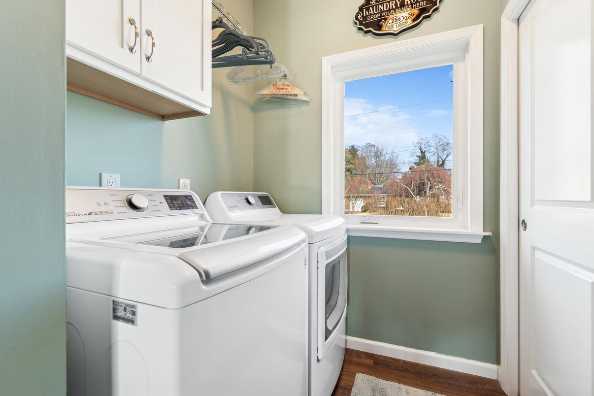 Interior, Washer, Wood Texture Flooring