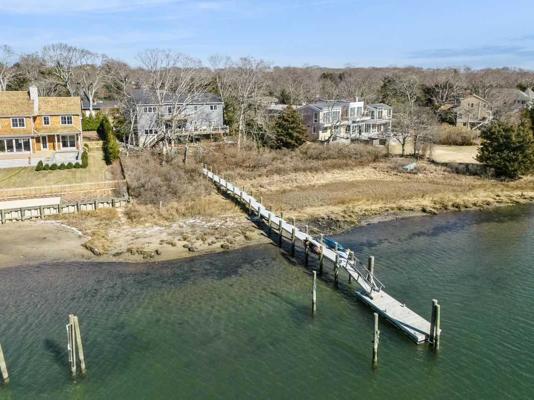 Exterior, Lake