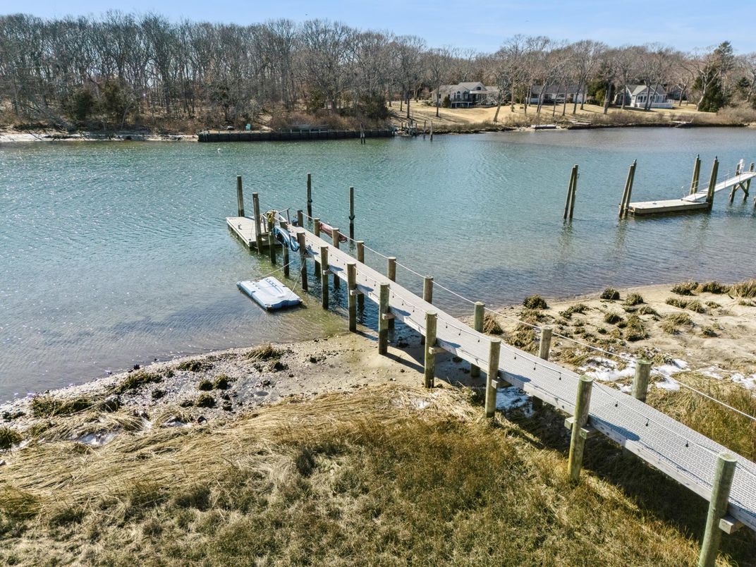 Exterior, Lake