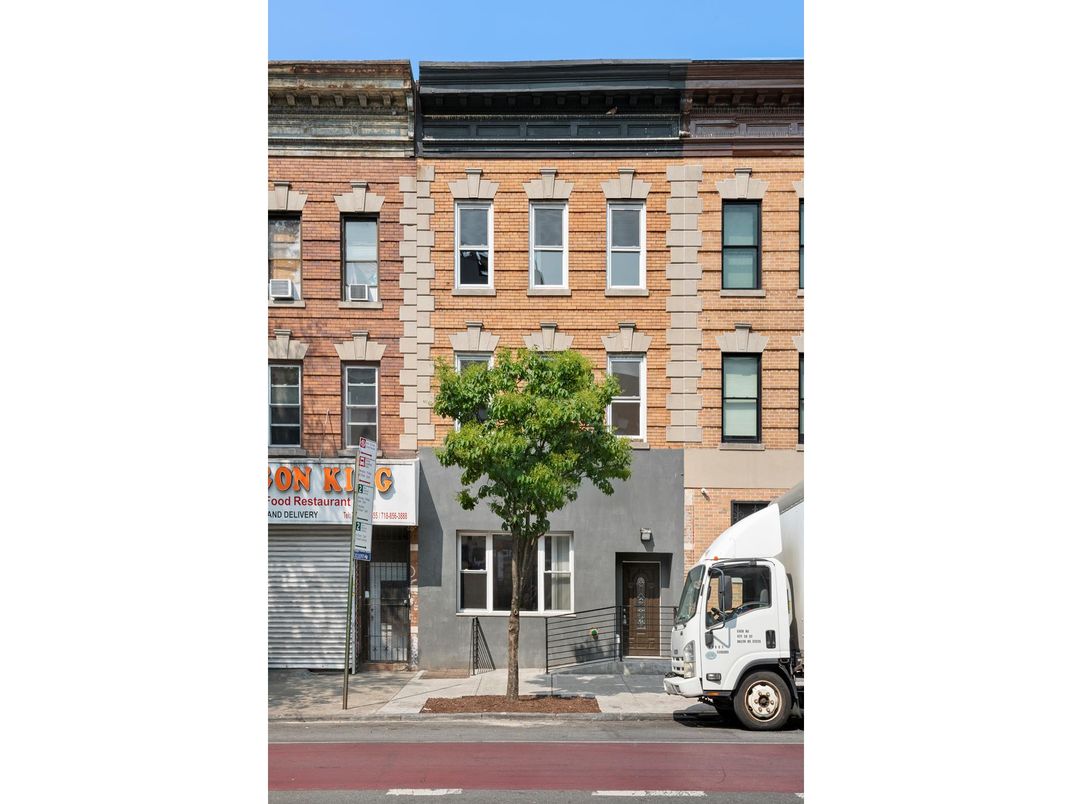 Exterior, Facade, Rowhouse