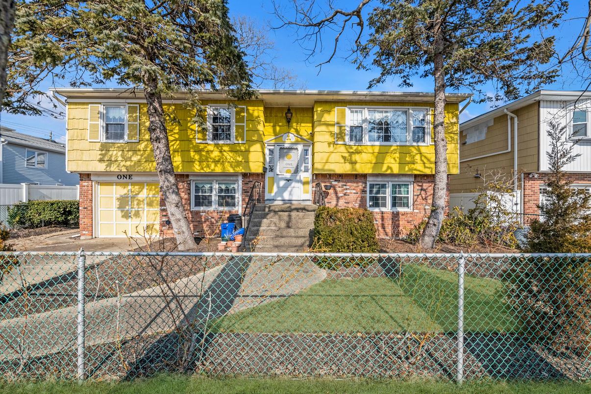 Attached, Exterior, Facade, Brick Facade, Raised Ranch