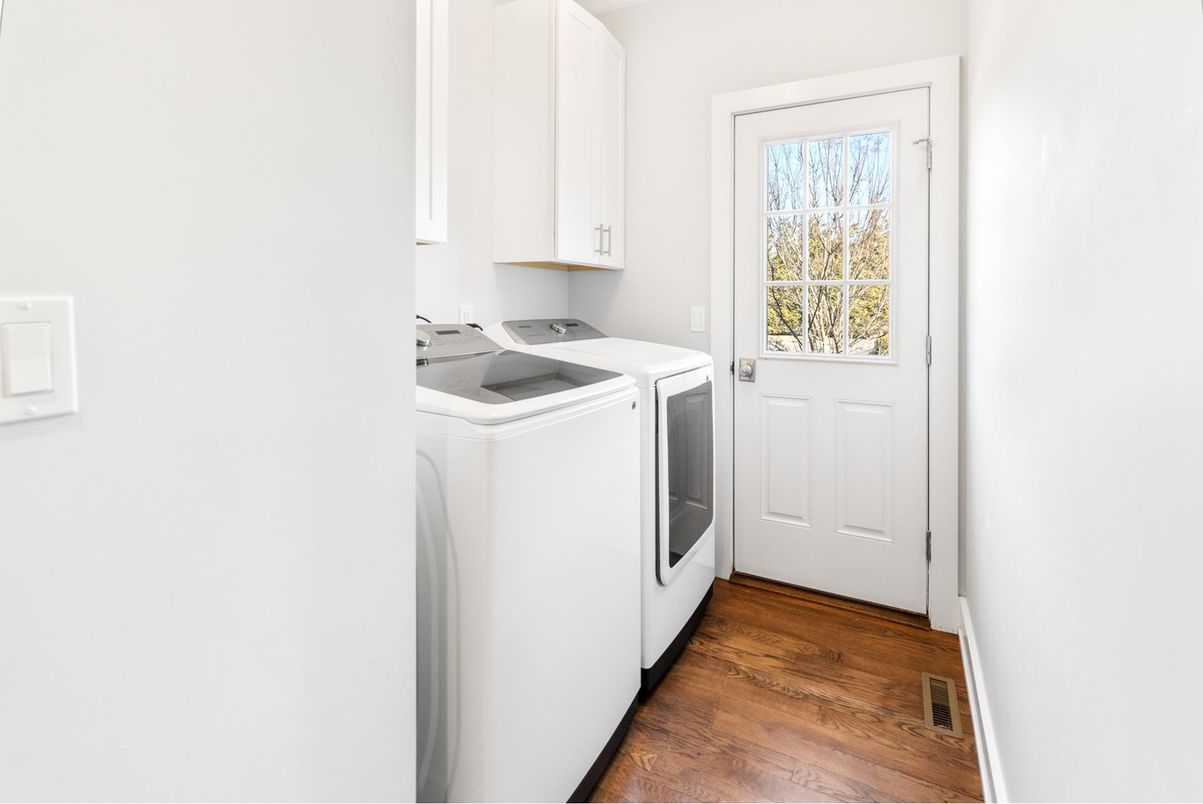 Interior, Washer, Wood Texture Flooring
