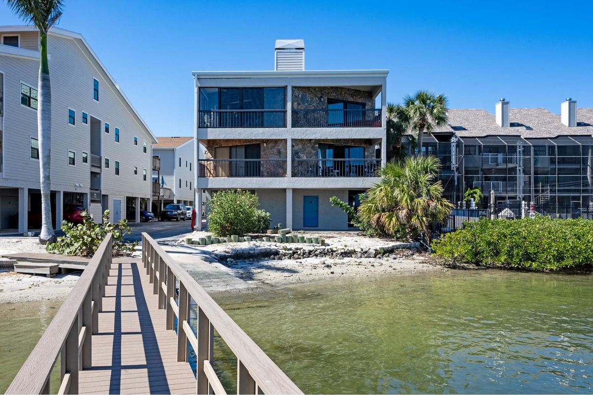 Exterior, Lake