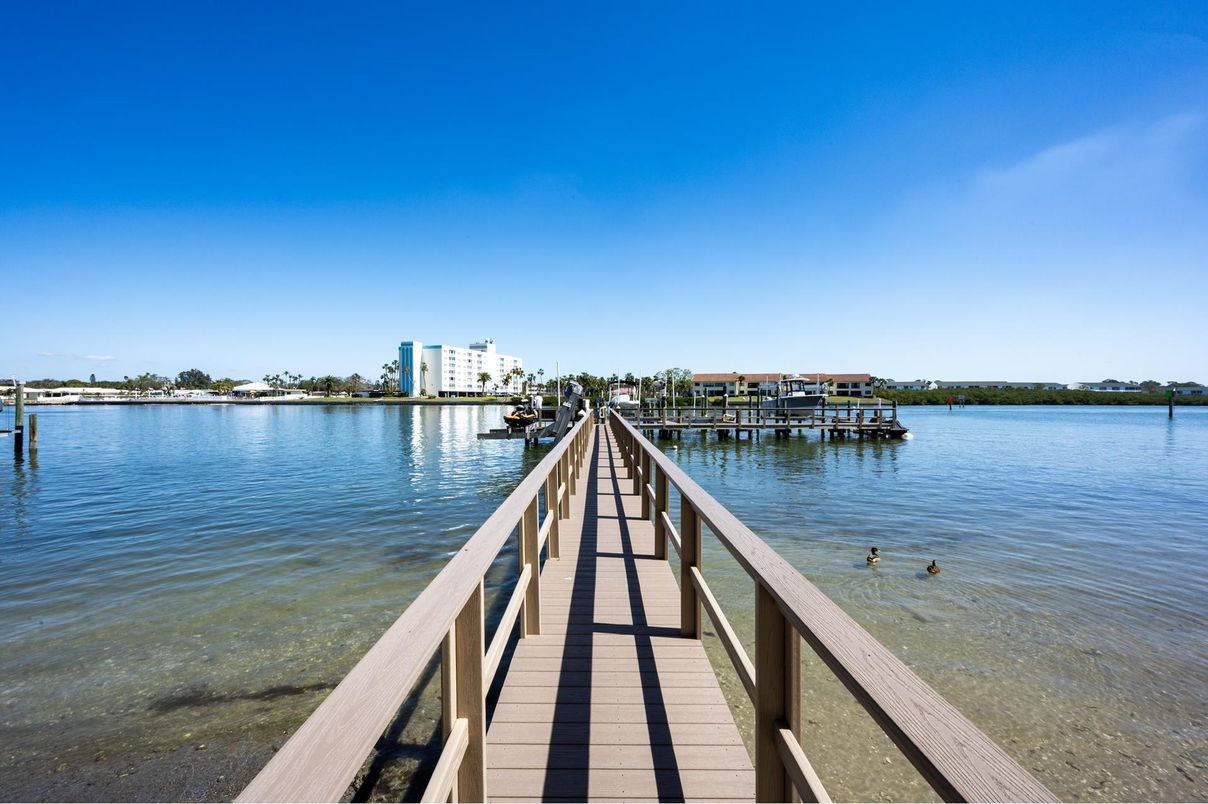 Exterior, Lake