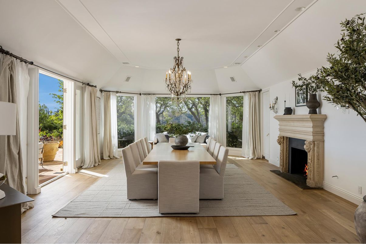 Chandelier, Dining room, Fireplace, Interior, Wood Texture Flooring