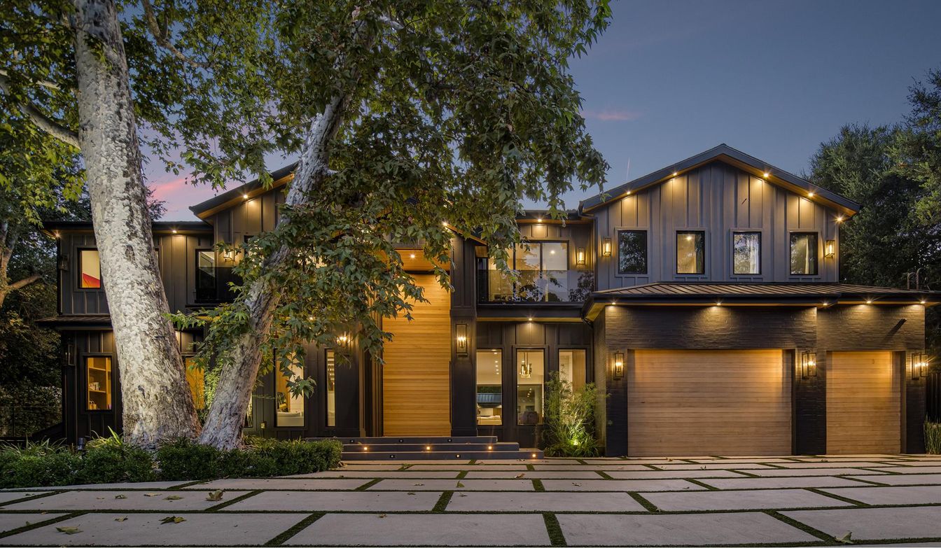 Attached, Exterior, Facade, Farmhouse