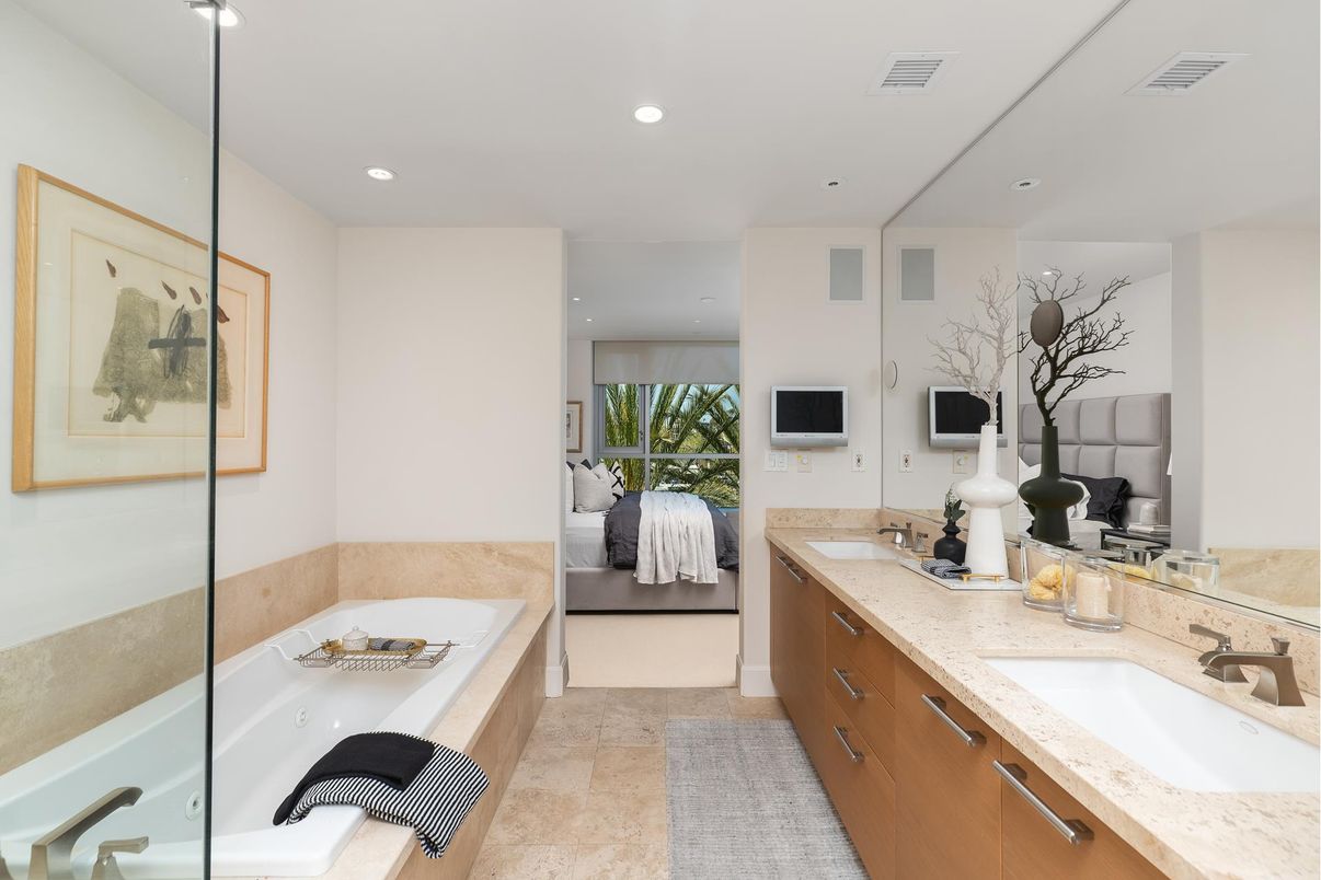 Bathroom, Dual Sink Vanities, Interior, Recessed Lighting