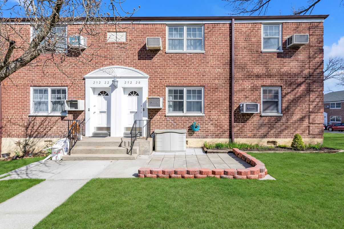 Exterior, Facade, Brick Facade, Georgian