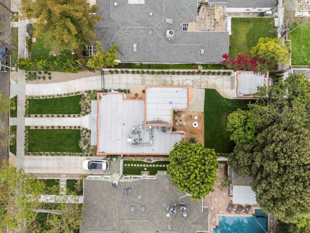 Exterior, Drone