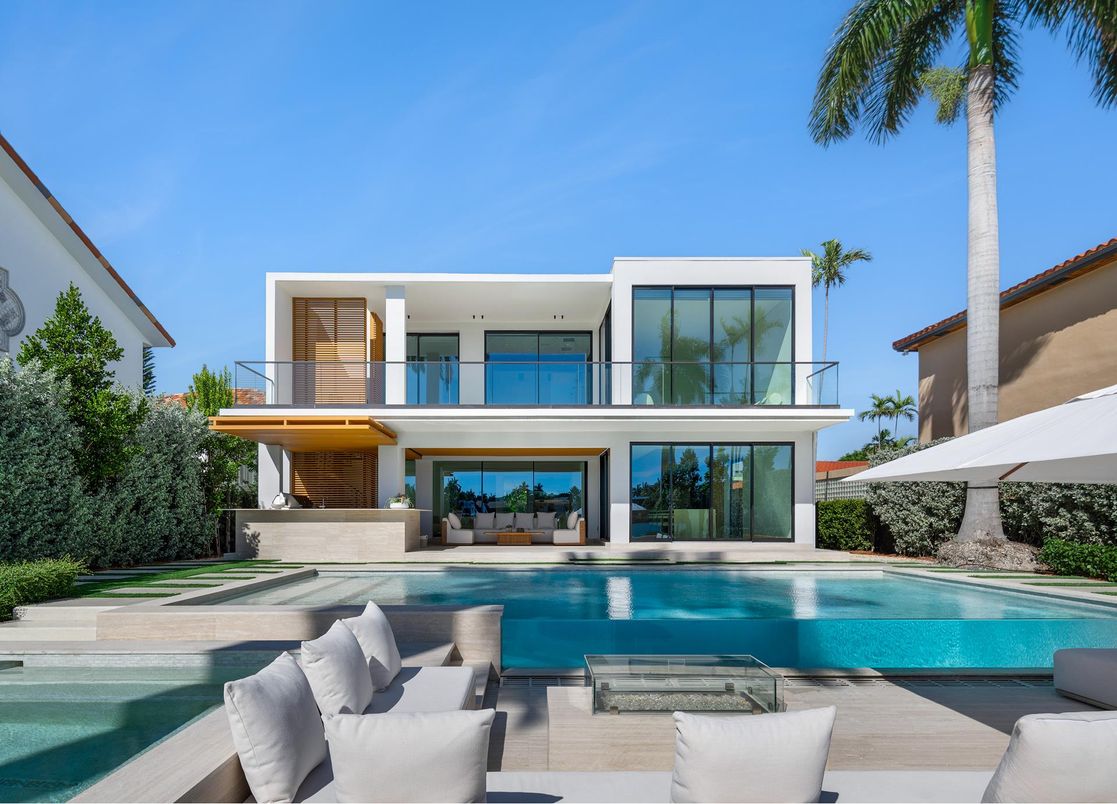 Exterior, Facade, Pool, Modern