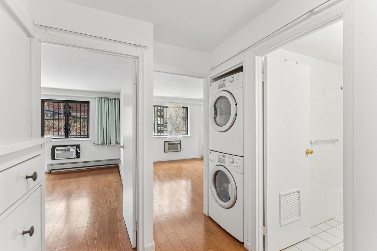 Interior, Utility Closets, Washer, Wood Texture Flooring