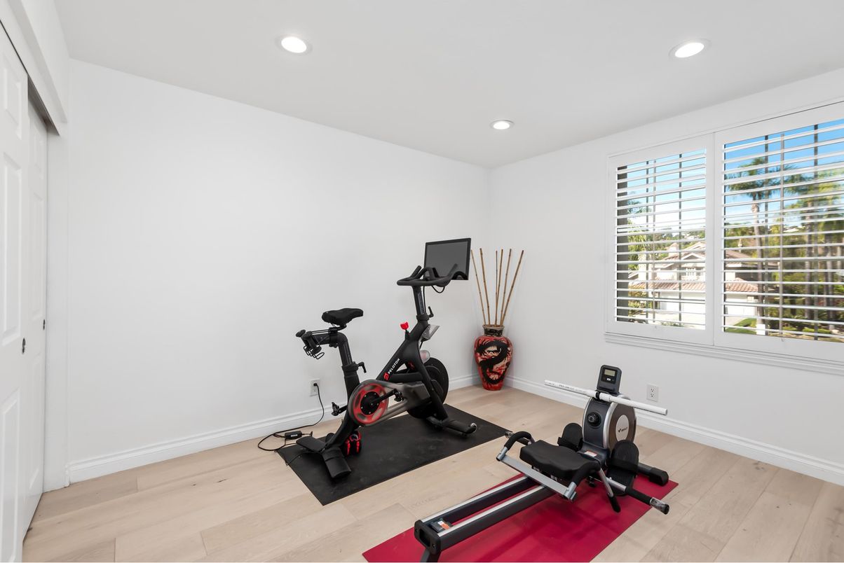 Fitness Equipment, Interior, Recessed Lighting, Wood Texture Flooring