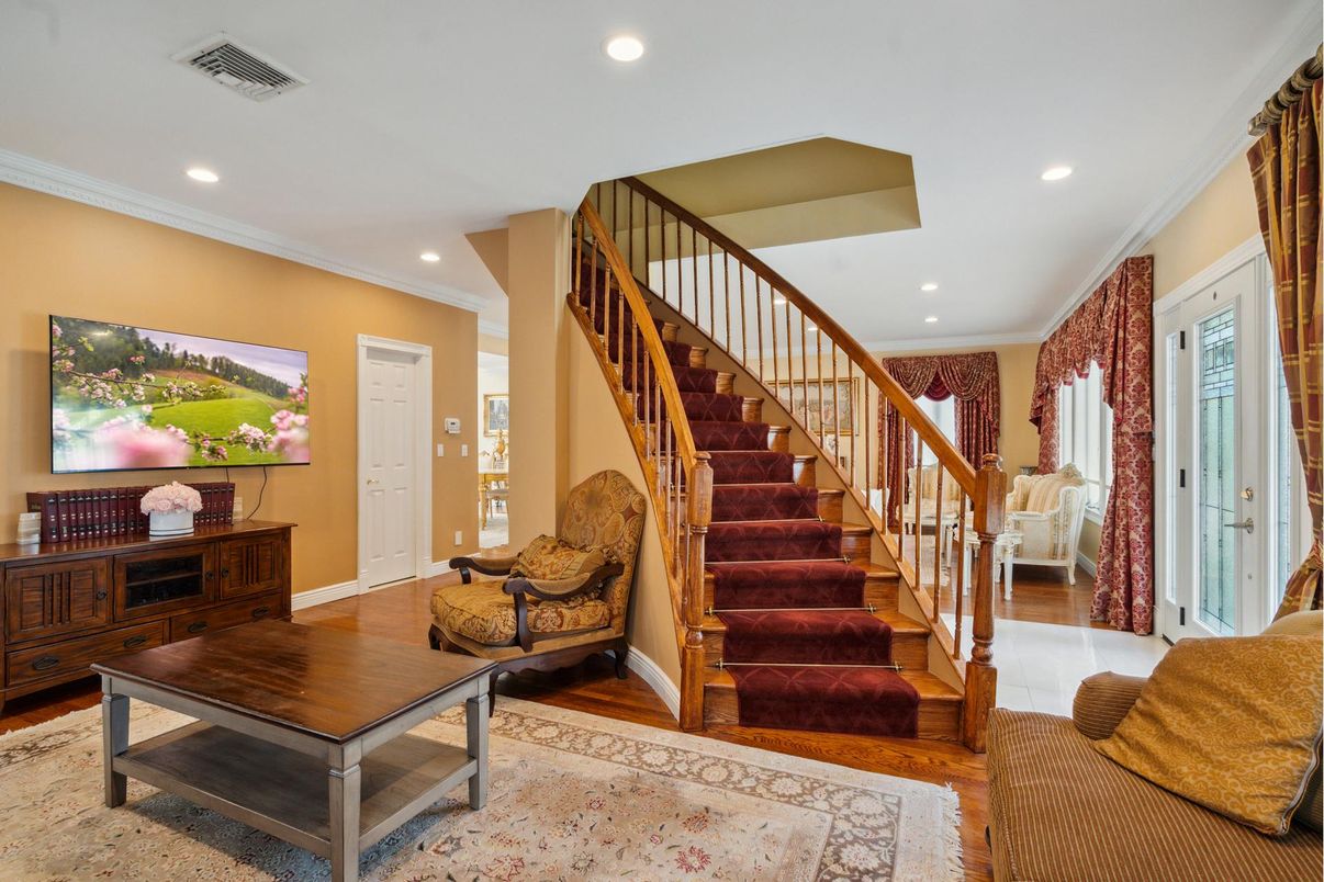 Interior, Recessed Lighting, Wood Texture Flooring