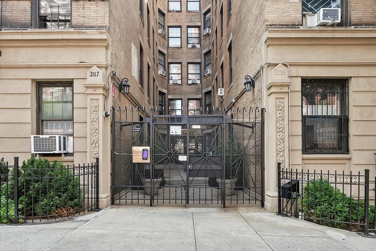 Exterior, Facade, Rowhouse