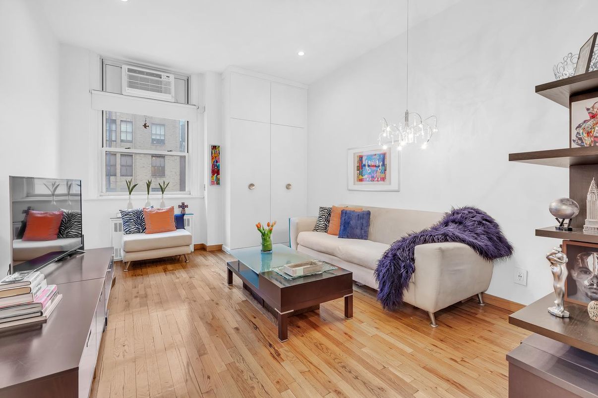 Interior, Living room, Pendant Lights, Recessed Lighting, Wood Texture Flooring