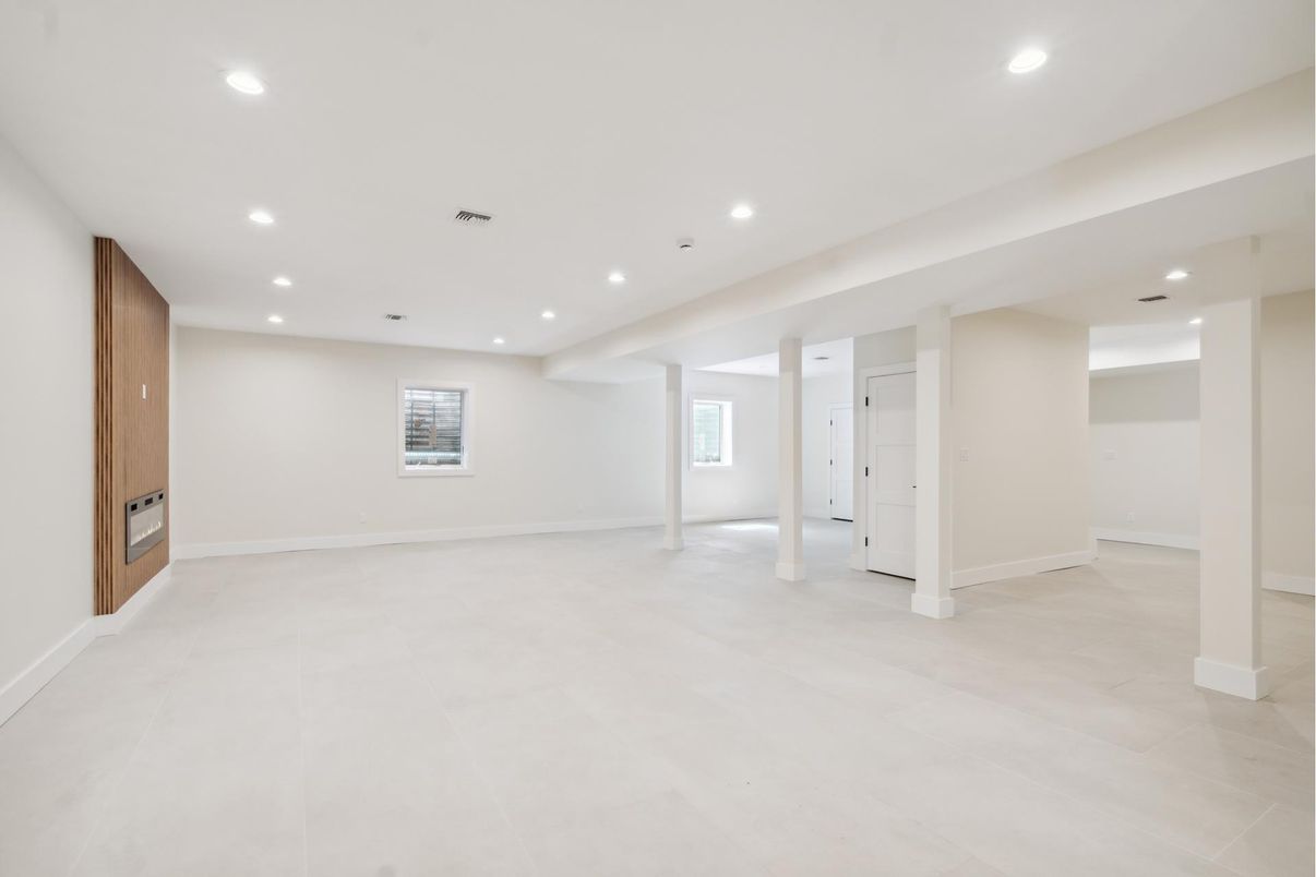 Empty room, Interior, Recessed Lighting