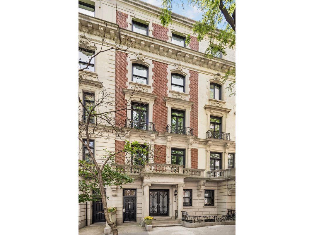 Exterior, Facade, Brick Facade, Rowhouse