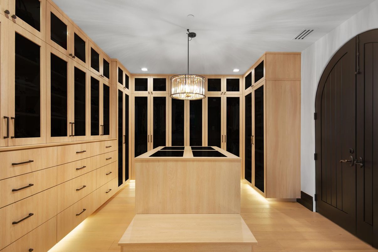 Interior, Pendant Lights, Recessed Lighting, Walk-in Closets, Wood Texture Flooring
