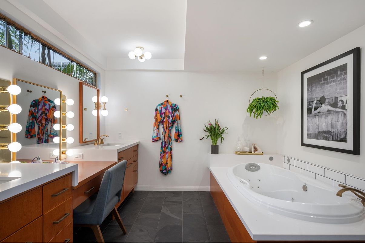 Bathroom, Dual Sink Vanities, Interior, Recessed Lighting