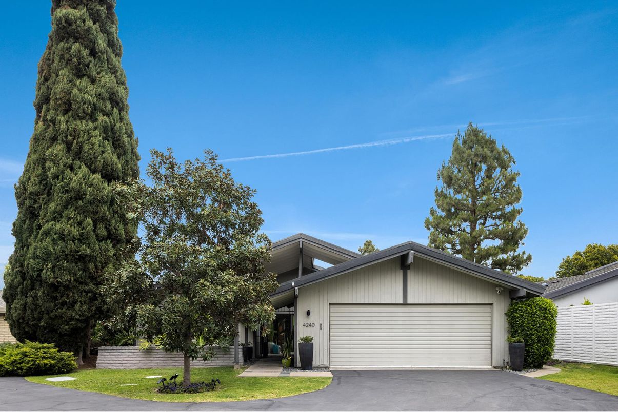 Attached, Exterior, Facade, Ranch