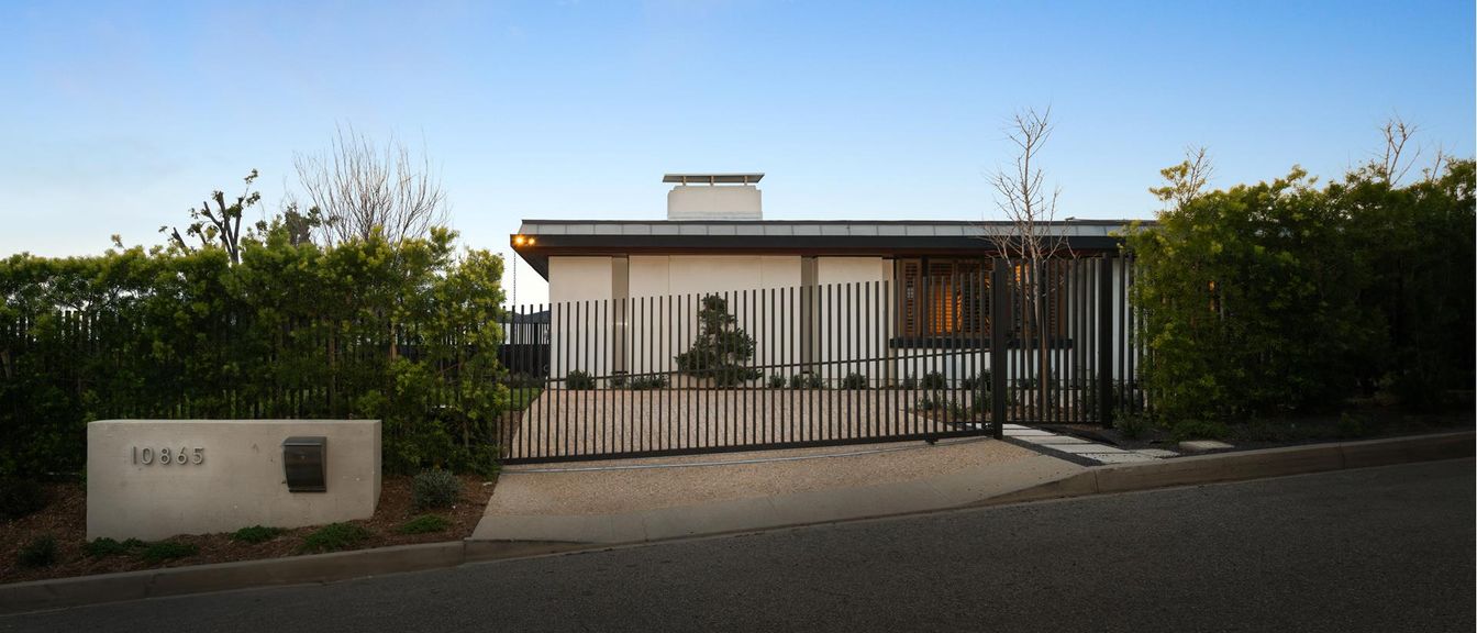 Exterior, Facade, Modern